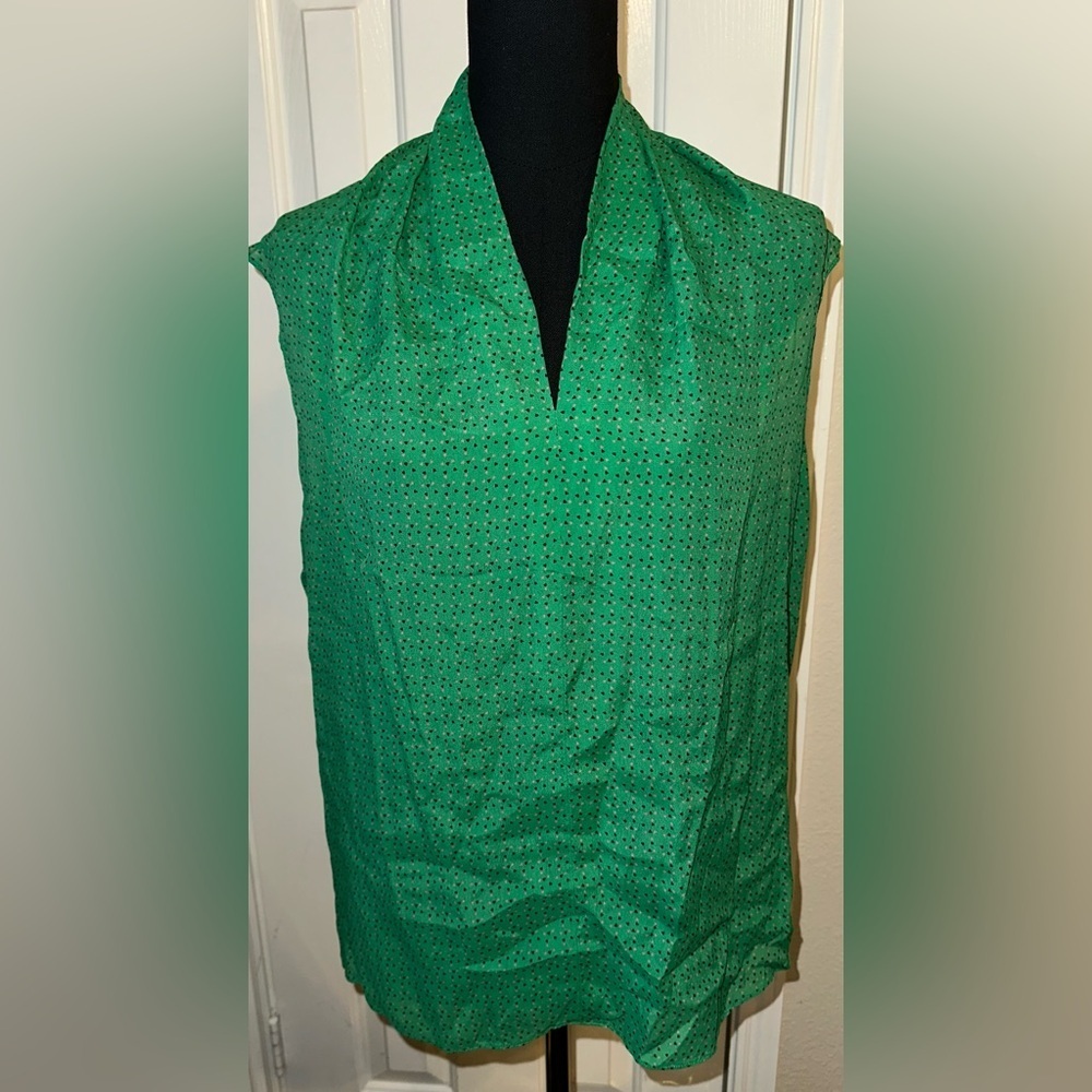 CAbi Style 124 Kelly Green Sleeveless Blouse Size L V-Neck Silk Blend Viscose